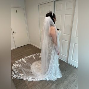 NWOT White Lace Cathedral Veil With Metal Comb